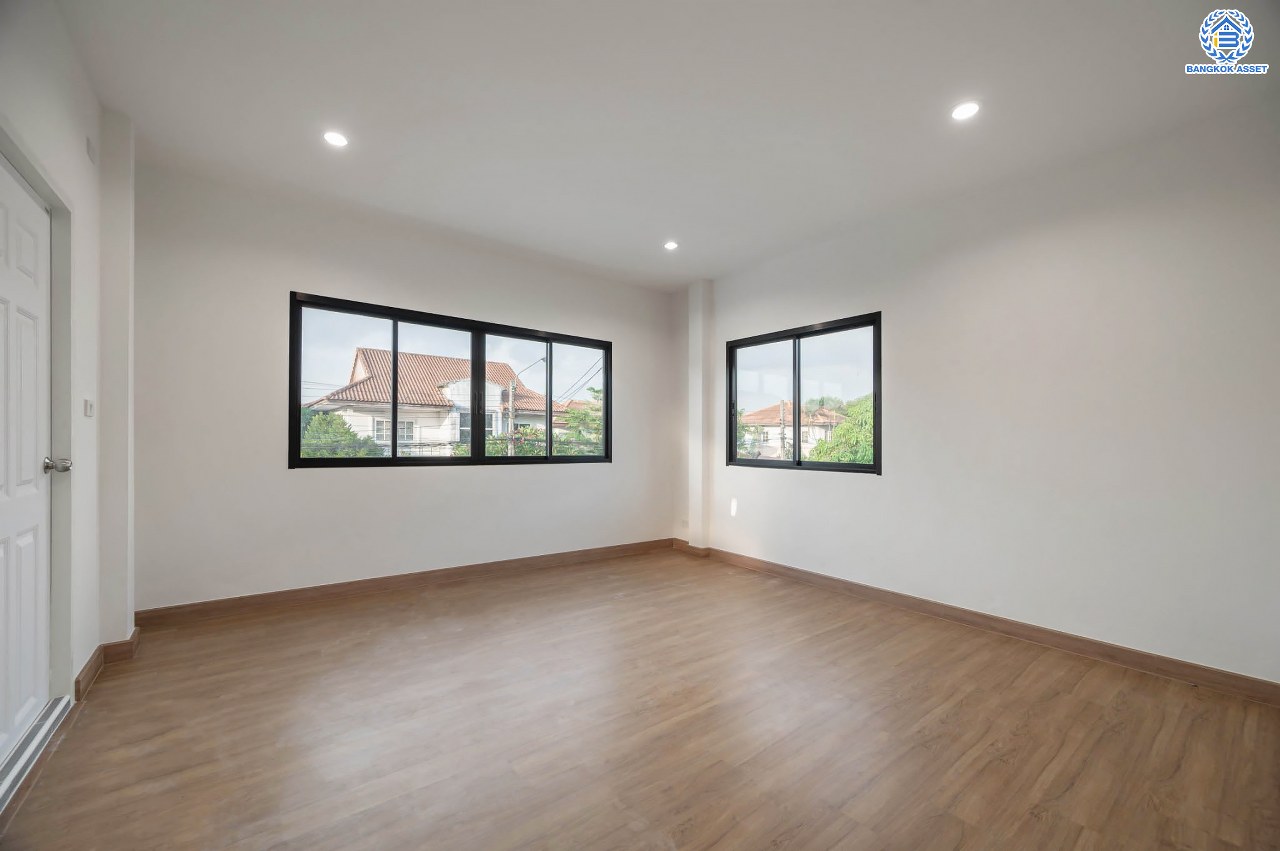 บ้านมือสองตกแต่งใหม่ โครงการ ชัยพัฒน์ เพิ่มสิน บ้านเดี่ยวหลังใหญ่ เนื้อที่ 63.8 ตร.ว. ฟังก์ชัน 3 ห้องนอน 2 ห้องน้ำ พร้อมห้องอเนกประสงค์ชั้นล่าง 1 ห้อง จอดรถได้ 1 คัน บนทำเลเดินทางสะดวก เชื่อมต่อถ.สายไหม, ถ.พหลโยธิน ใกล้สนามบินดอนเมือง และ ใกล้จุดขึ้นทางด่วน"ฉลองรัช"...